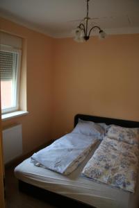 Postel nebo postele na pokoji v ubytování Zrínyi Apartman