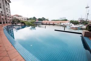 Kolam renang di atau di dekat Luxury on Melaka River