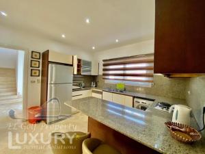 eine Küche mit Kühlschrank und Arbeitsplatte in der Unterkunft Villa 9 ph-5 with 4 Bed Room in Hurghada