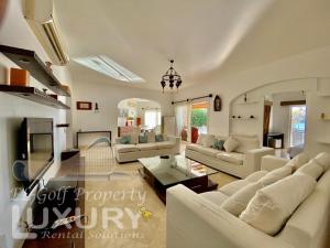 ein Wohnzimmer mit weißen Möbeln und einem Kronleuchter in der Unterkunft Villa 9 ph-5 with 4 Bed Room in Hurghada