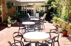 una fila de mesas y sillas en un patio en Hotel Alhambra, en Punta del Este