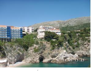 un gruppo di edifici su una collina vicino all'acqua di Apartment Bellaria a Dubrovnik
