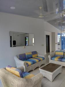 uma sala de estar com sofás e cadeiras e uma mesa em Casa Condominio Santa Ana Girardot Flandes Espinal em Flandes