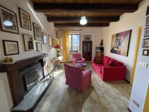 ein Wohnzimmer mit einem roten Sofa und einem Kamin in der Unterkunft Belvilla by OYO Terrazze in Amandola