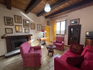 ein Wohnzimmer mit roten Möbeln und einem Kamin in der Unterkunft Belvilla by OYO Terrazze in Amandola