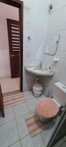 a bathroom with a toilet and a sink at Casa na serra a 10 min de Guaramiranga! Ótima para descanso com conforto e para turismo! in Pacoti