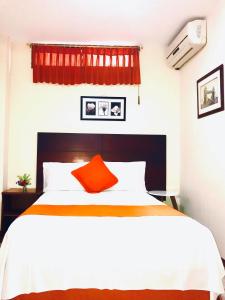 Una cama o camas en una habitación de Hotel Madrigal