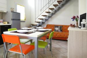 una cucina e una sala da pranzo con tavolo e sedie di Apartment in Vada near restaurants a La Cinquantina