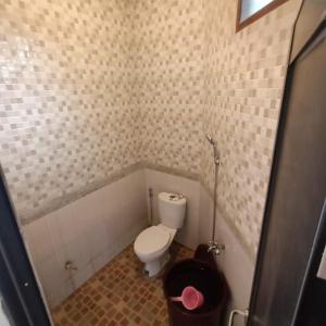 ein Bad mit WC in einem kleinen Zimmer in der Unterkunft Villa Names2 Gunung Bunder in Gunungpicung