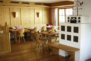 Restoran atau tempat lain untuk makan di Chalet in Fiss with Panoramic Mountain Views