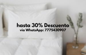 un panneau indiquant un descripteur casa pour cent sur un lit dans l'établissement Casa de las Luciérnagas, à Alpuyeca