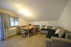 - un salon avec un canapé et une table dans l'établissement Apartment house Sylvia, Flachau, à Flachau