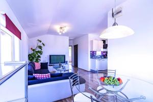 - un salon avec un canapé et une table dans l'établissement Apartment ALAN, Sibenik - Bilice, with a sea view, à Šibenik