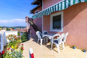 d'un balcon avec une table et des chaises. dans l'établissement Apartment ALAN, Sibenik - Bilice, with a sea view, à Šibenik