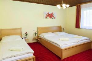 Ein Bett oder Betten in einem Zimmer der Unterkunft Bungalow in St Kanzian am Klopeler See with a terrace