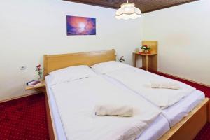 Ein Bett oder Betten in einem Zimmer der Unterkunft Bungalow in St Kanzian am Klopeler See with a terrace