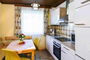 A kitchen or kitchenette at Bungalow in St Kanzian am Klopeler See with garden