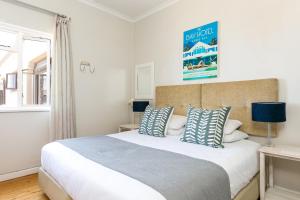 Llit o llits en una habitació de Tidal Pool Apartments - Camps Bay