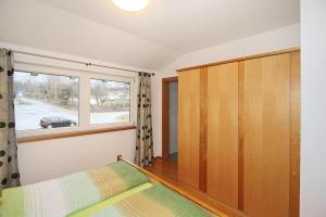 um quarto com uma cama e uma janela em holiday home, Itter em Itter