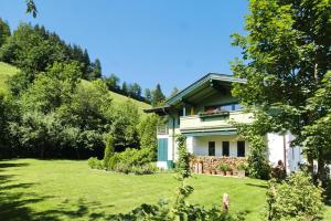 dom na wzgórzu z zielonym ogródkiem w obiekcie holiday home, Itter w mieście Itter