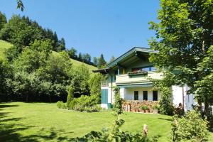 uma casa numa colina com um jardim verde em holiday home, Itter em Itter