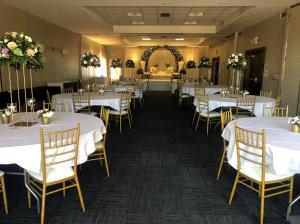 een feestzaal met witte tafels en stoelen bij Holiday Inn Express Hotel & Suites El Dorado Hills, an IHG Hotel in El Dorado Hills