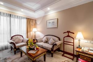 ein Wohnzimmer mit 2 Stühlen und einem Sofa in der Unterkunft Maritim Hotel Taicang Garden in Taicang
