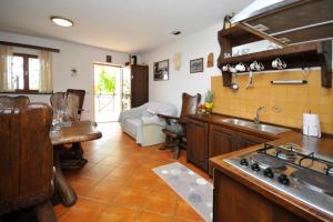 Η κουζίνα ή μικρή κουζίνα στο Holiday Home in Trogir with Sea View