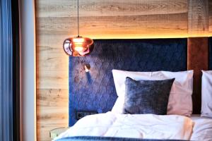Posteľ alebo postele v izbe v ubytovaní Alpine Penthouse in der Residenz Silvretta - Stunning & Luxurious, inclusive Silvretta Card Premium