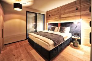 Posteľ alebo postele v izbe v ubytovaní Alpine Penthouse in der Residenz Silvretta - Stunning & Luxurious, inclusive Silvretta Card Premium