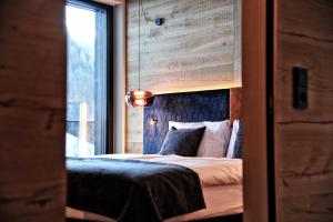 Posteľ alebo postele v izbe v ubytovaní Alpine Penthouse in der Residenz Silvretta - Stunning & Luxurious, inclusive Silvretta Card Premium