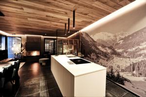 Kuchyňa alebo kuchynka v ubytovaní Alpine Penthouse in der Residenz Silvretta - Stunning & Luxurious, inclusive Silvretta Card Premium