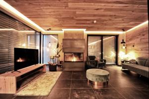 Televízia a/alebo spoločenská miestnosť v ubytovaní Alpine Penthouse in der Residenz Silvretta - Stunning & Luxurious, inclusive Silvretta Card Premium