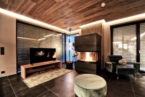 Televízia a/alebo spoločenská miestnosť v ubytovaní Alpine Penthouse in der Residenz Silvretta - Stunning & Luxurious, inclusive Silvretta Card Premium