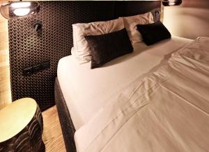 Postel nebo postele na pokoji v ubytování Alpiner Glam Penthouse in der Residenz Silvretta - Inklusive Silvretta Card Premium