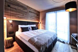Postel nebo postele na pokoji v ubytování Alpiner Glam Penthouse in der Residenz Silvretta - Inklusive Silvretta Card Premium