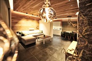 Postel nebo postele na pokoji v ubytování Alpiner Glam Penthouse in der Residenz Silvretta - Inklusive Silvretta Card Premium