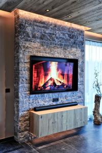 TV a/nebo společenská místnost v ubytování Alpiner Glam Penthouse in der Residenz Silvretta - Inklusive Silvretta Card Premium