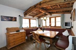 een eetkamer met een houten tafel en stoelen bij Holiday home Lieslhütte, Grossarl in Grossarl