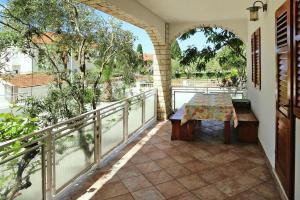 einen Außenbalkon mit einem Tisch und Aussicht in der Unterkunft Apartments Adelheid, Biograd in Biograd na Moru