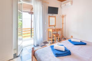 A bed or beds in a room at Villa Popi on the beach of Agios Gordios