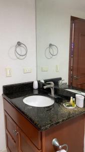 encimera con lavabo y espejo en Condominio Posada 314 San Carlos, en San Carlos