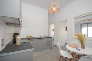 A kitchen or kitchenette at Aegean Jasmine - In The Center