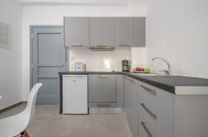 A kitchen or kitchenette at Aegean Jasmine - In The Center