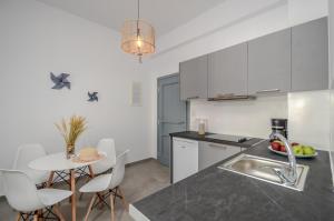 A kitchen or kitchenette at Aegean Jasmine - In The Center