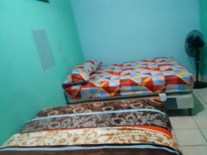 uma cama e um sofá num quarto em HOTEL EL EDEN em Guatemala