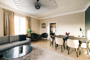 a living room with a couch and a table at Lilla Rantala, luksusmajoitus keskustassa in Seinäjoki +37 photos