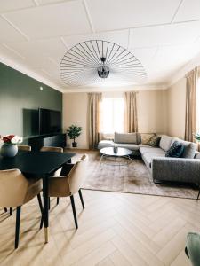 een woonkamer met een bank en een tafel bij Lilla Rantala, luksusmajoitus keskustassa in Seinäjoki