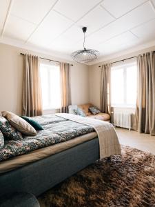 a bedroom with a large bed with a rug at Lilla Rantala, luksusmajoitus keskustassa in Seinäjoki