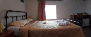 1 dormitorio con 1 cama con 2 toallas en Guest House Provišta en Veli Iž